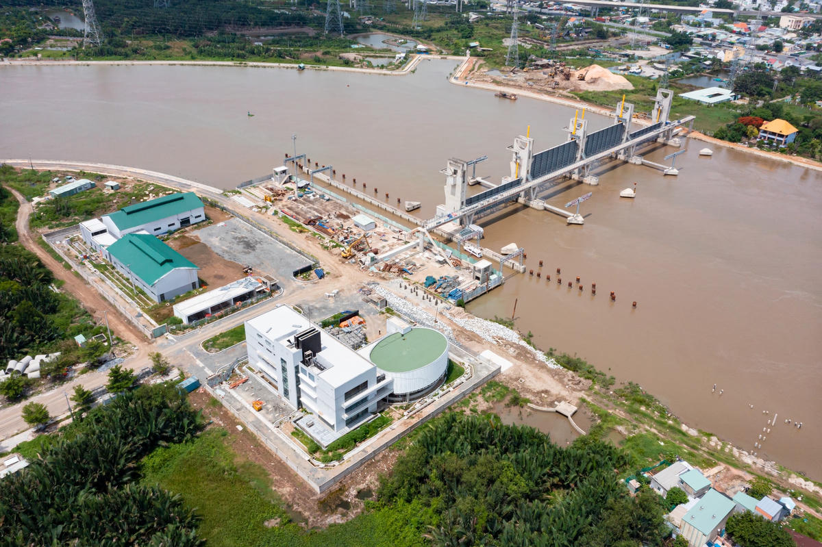 Cống Mương Chuối ở huyện Nhà Bè, cống lớn nhất của dự án đã hoàn thành 93% khối lượng với trụ pin, van, âu thuyền...