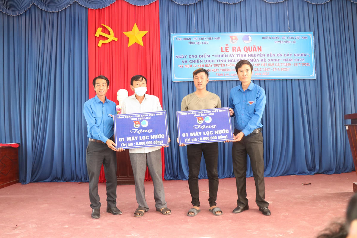 Tỉnh đoàn Bạc Liêu tặng máy lọc nước cho gia đình chính sách.