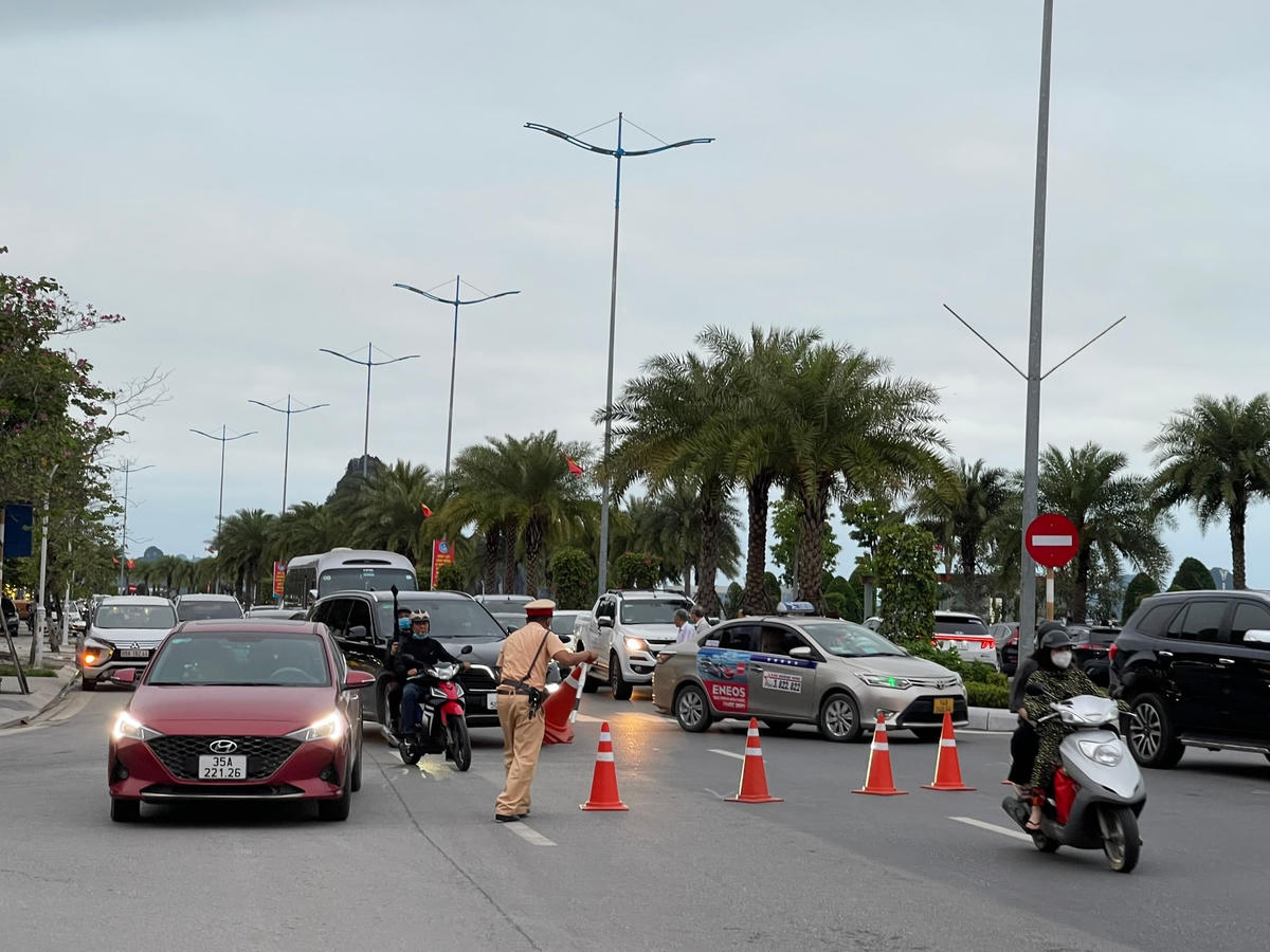 Số lượng người dân "hiếu kỳ" đổ về khu vực nhà riêng của ông Phạm Hồng Hà ngày càng đông nên lực lượng CSGT phải tiến hành phân luồng điều tiết giao thông để tránh tình trạng ùn tắc.