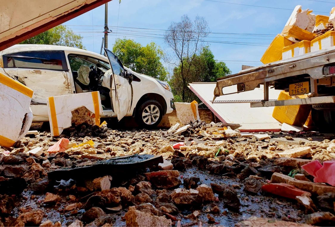 Hiện trường xe đông lạnh đâm 3 ô tô đang dừng đèn đỏ, QL1 ách tắc nhiều giờ