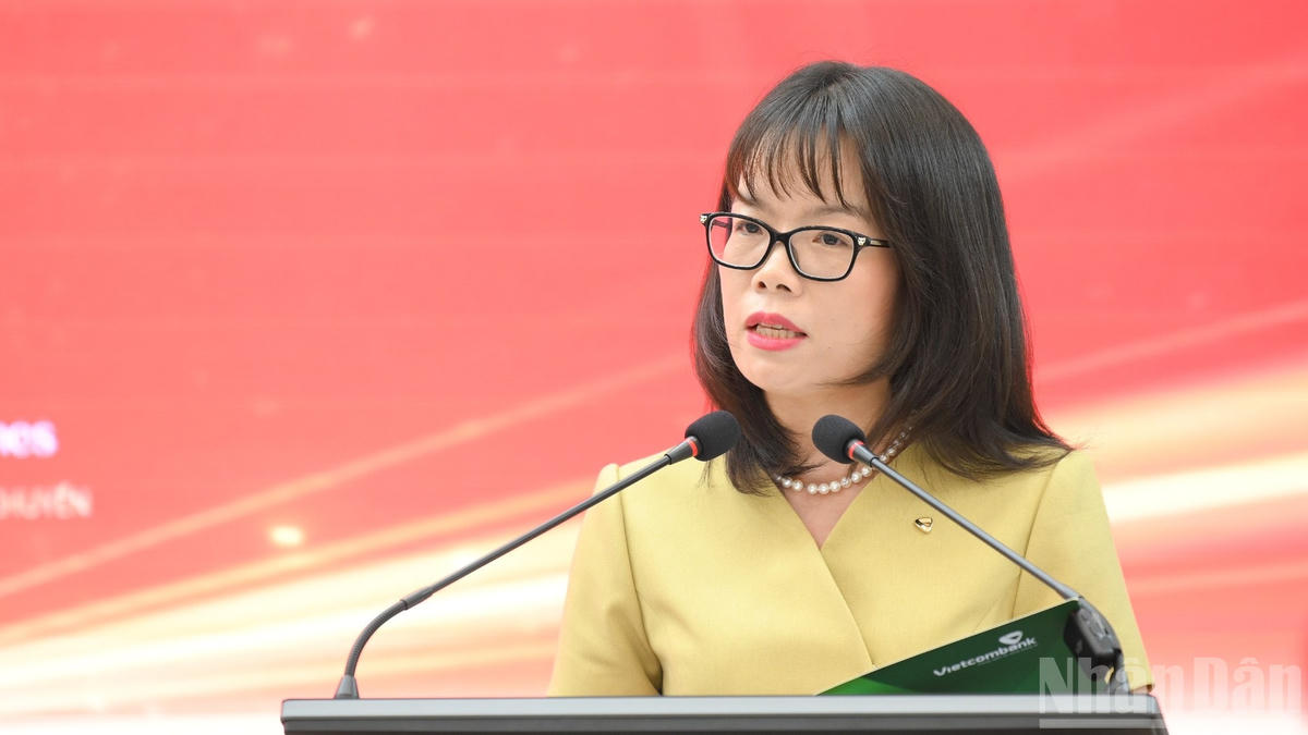 Bà Đoàn Hồng Nhung - Thành viên Ban Điều hành, Giám đốc Khối Bán lẻ, Ngân hàng Vietcombank phát biểu tại buổi họp báo. (Ảnh: THẾ ĐẠI) ndo_br_hop-bao-cung-vn-tien-buoc-9910-1396.jpg