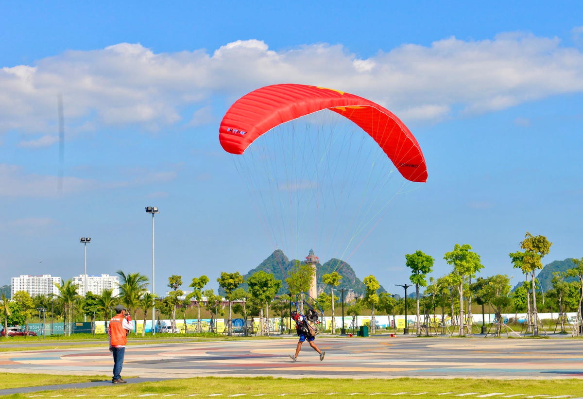 Phi công chạy đà để bung dù, sau đó tăng ga cánh quạt để cất cánh.