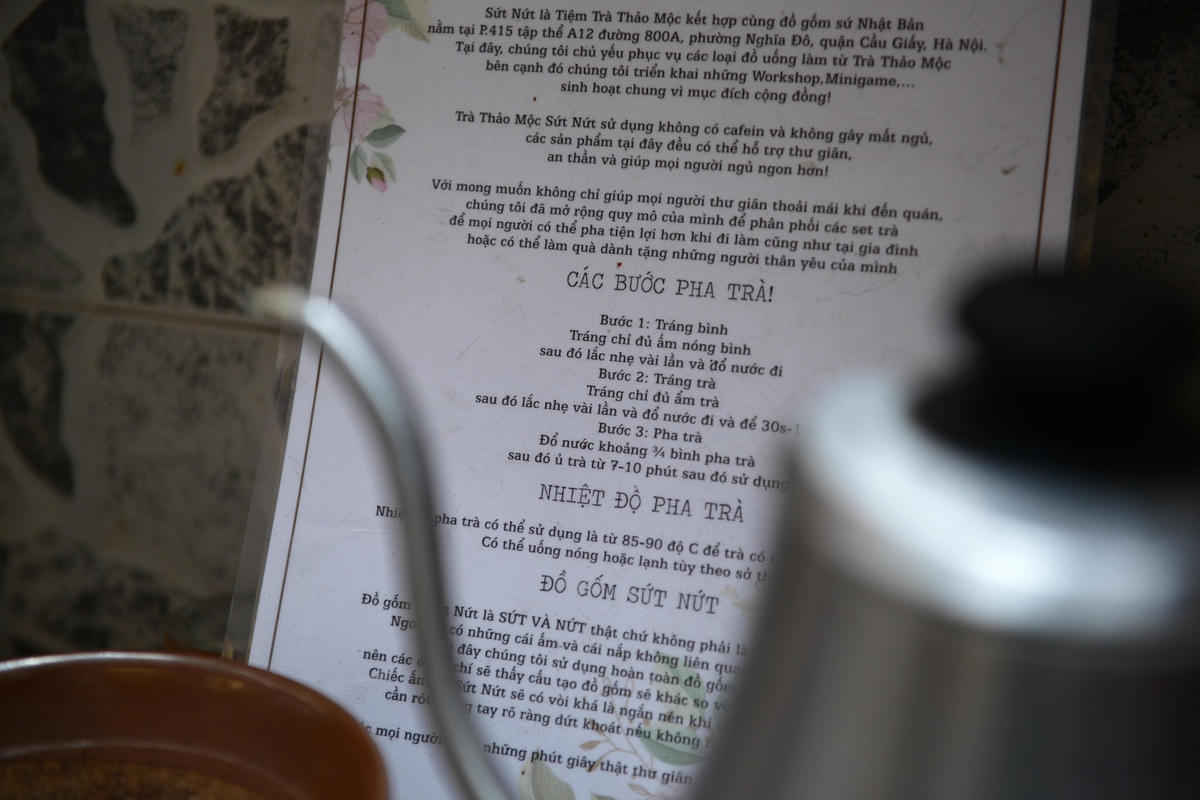 Ngay bên dưới là nơi để thực khách pha trà. Có hẳn một bảng giới thiệu về quán, các loại trà, hướng dẫn thực khách tự pha trà và thông điệp của quán.