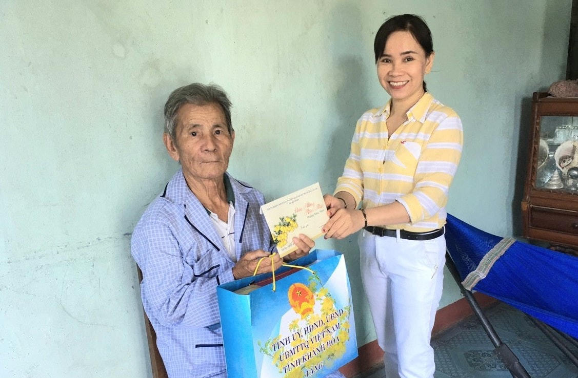 Bà Trần Thị Kim Yến (bên phải) thăm và tặng quà cho gia đình chính sách trên địa bàn xã Diên Thọ.