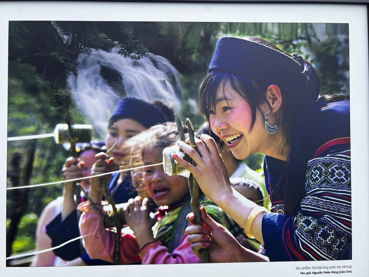 Trò hát ống. Ảnh: Nguyễn Thiện Hùng