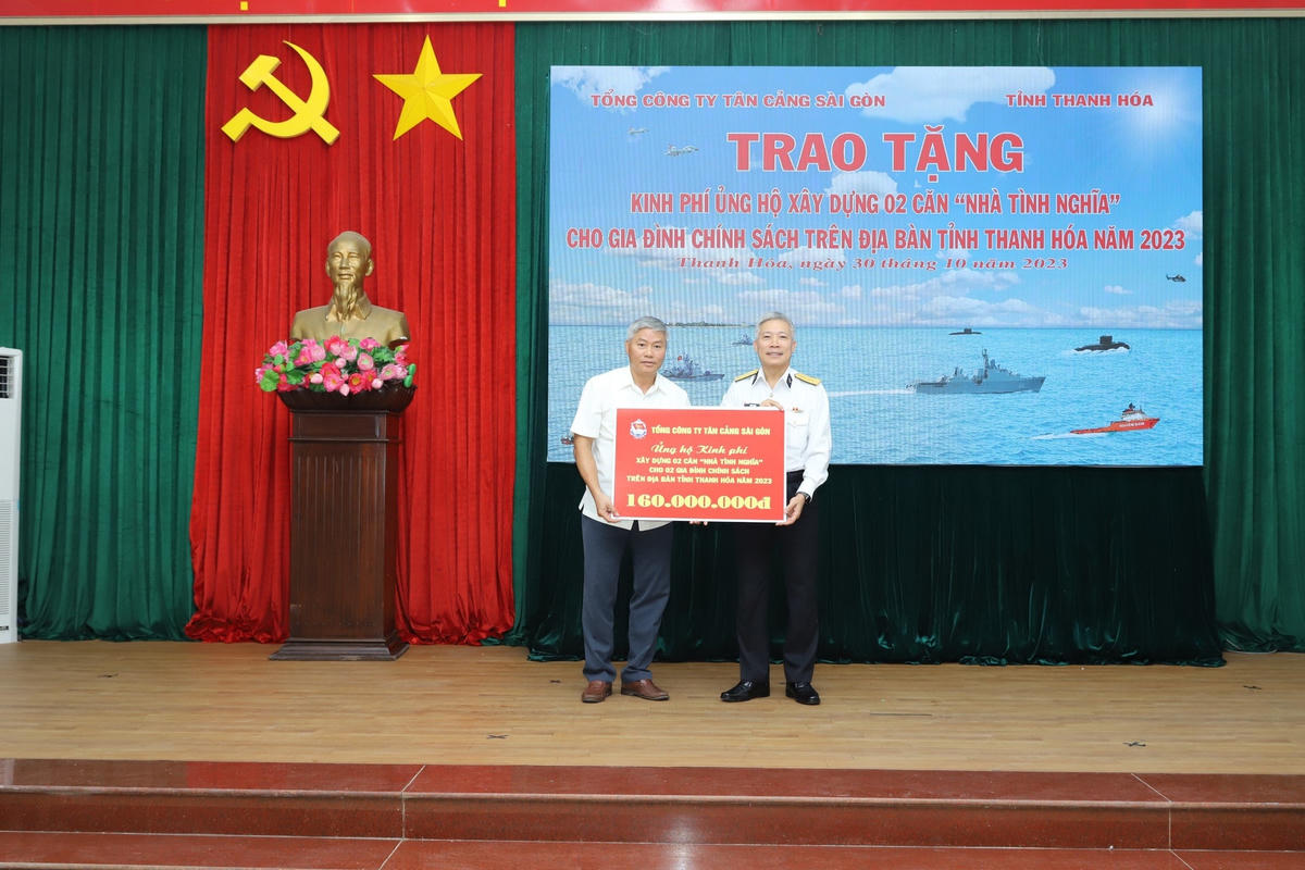 Hải quân nhận đỡ đầu con em ngư dân xứ Thanh 