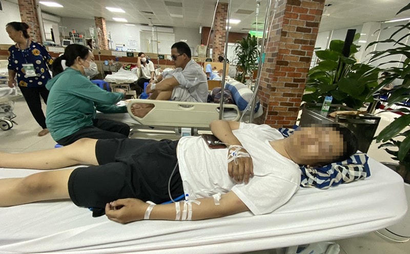 Nạn nhân bị đàn ong tấn công được đưa xuống Bệnh viện Bạch Mai cấp cứu kịp thời. Ảnh: Tuổi trẻ Thủ đô.