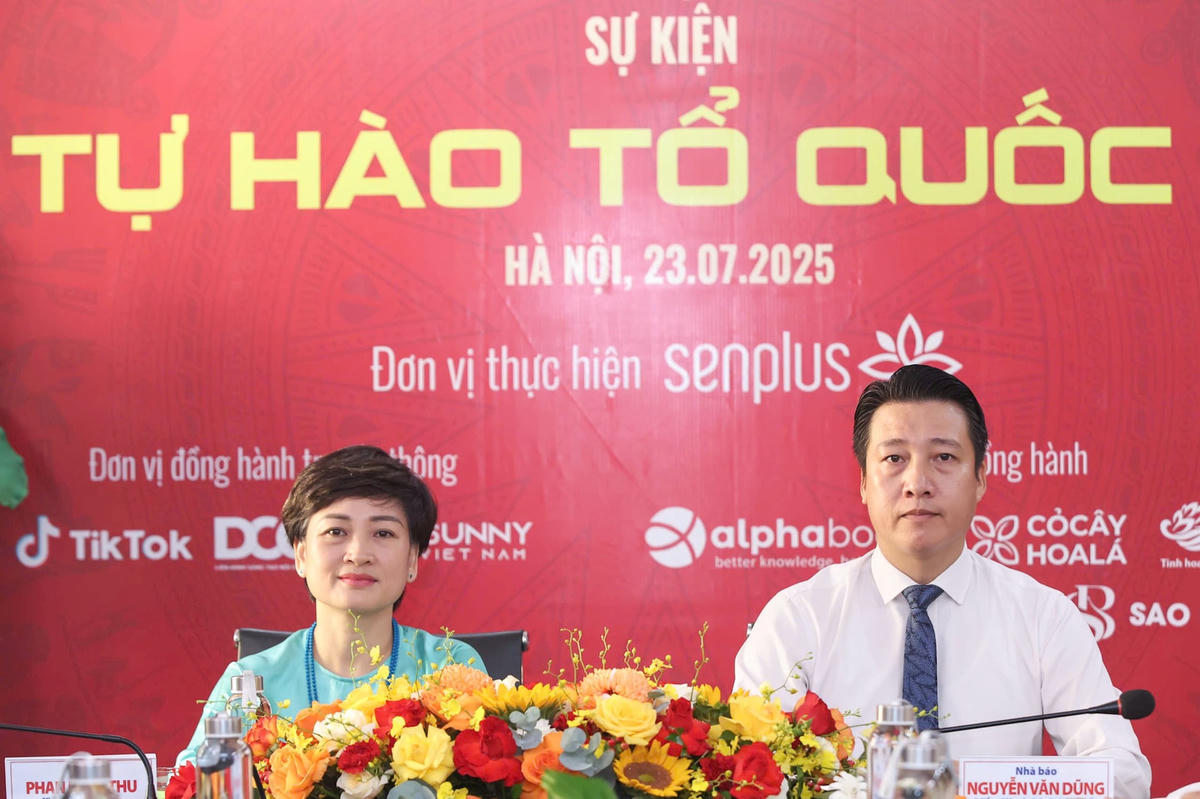 Nhà báo Nguyễn Văn Dũng, Phó Tổng Biên tập báo Đại đoàn kết, Trưởng Ban Tổ chức sự kiện, Trưởng Ban Giám khảo Cuộc vận động sáng tác và bà Phan Minh Thu - nhà sáng lập Senplus, Phó trưởng Ban Tổ chức sự kiện, Phó Ban Giám khảo Cuộc vận động sáng tác. Ảnh: Quang Vin