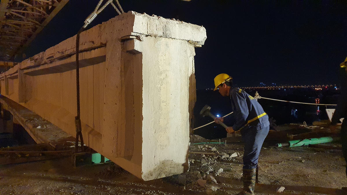 Mỗi phiến dầm có trọng lượng lên tới 68 tấn.