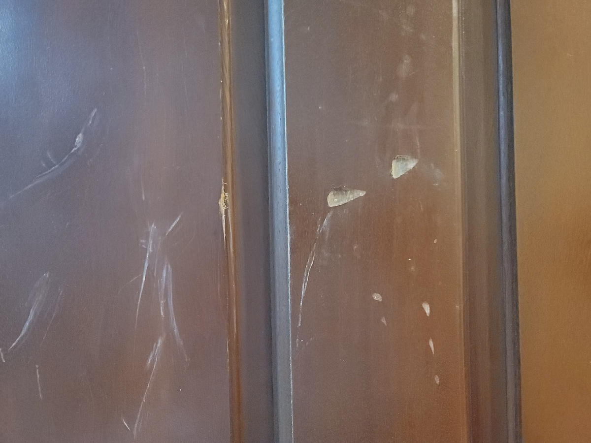 Dấu vết trên cửa nhà anh L. do ông H. dùng búa đập.