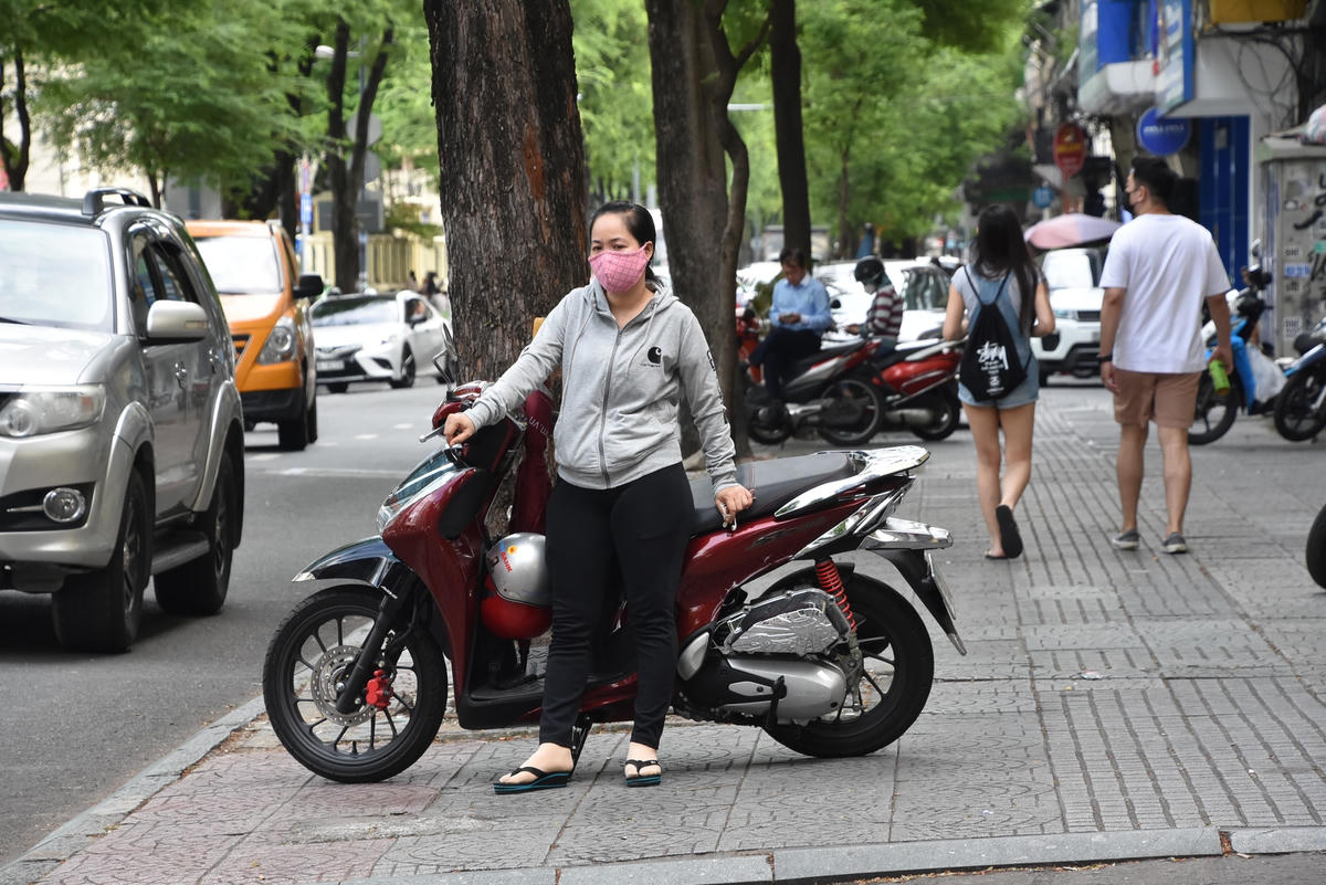 Không bình tĩnh như các bậc phụ huynh khác, chị Trần Thị Lý (quận Phú Nhuận) liên tục đứng ngồi không yên, hết nghe nhạc lại xem YouTube. Chị Lý lo lắng chia sẻ: "Con đi thi nhưng tôi cũng thấy hồi hộp và lo sợ không kém. Sáng nay môn Văn tôi cũng ngồi đợi cháu thi xong rồi cùng về. Luôn đồng hành cùng con trong mọi kì thi nhưng lần nào tôi cũng trong trạng thái như vậy". 