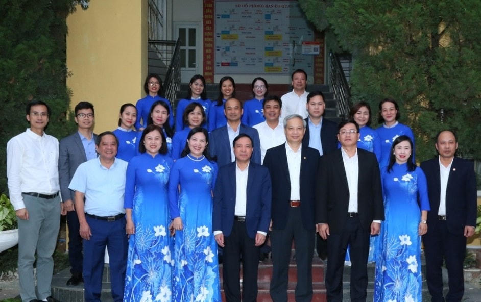 Các đại biểu chụp ảnh lưu niệm tại khuôn viên MTTQ tỉnh Thanh Hóa. Ảnh: Quốc Hương