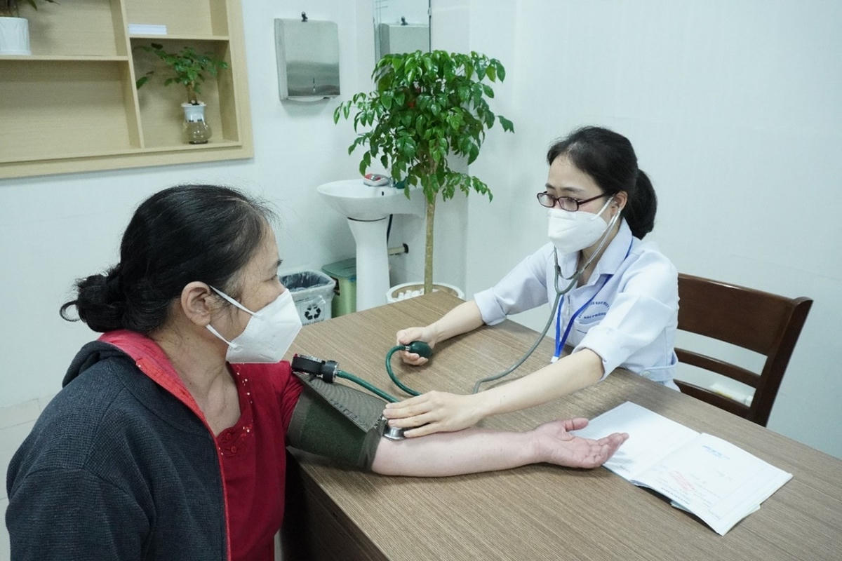 Bác sĩ khám tầm soát tăng huyết áp.
