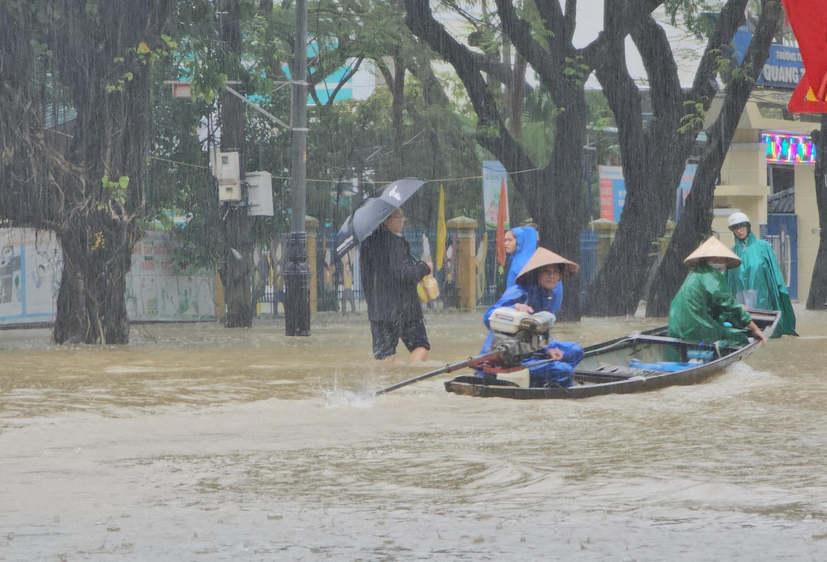 Theo Ban Chỉ huy PCTT&TKCN tỉnh Thừa Thiên - Huế, dự báo từ ngày 15-17/11 tại tỉnh này tiếp tục có mưa to, mưa rất to và rải rác có dông. Tổng lượng mưa phổ biến 150-300mm, có nơi trên 500mm. Mực nước trên các sông duy trì ở mức cao trên báo động 3; gây ngập lụt diện rộng; cần đề phòng nguy cơ xảy ra lũ quét, sạt lở đất tại khu vực vùng núi. Ảnh: Phúc Khang.