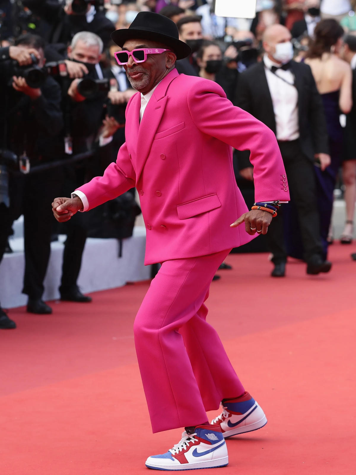 "Quý ông ăn mặc đẹp nhất Cannes 2021" cũng lựa chọn những bộ trang phục phá cách và có 1-0-2.