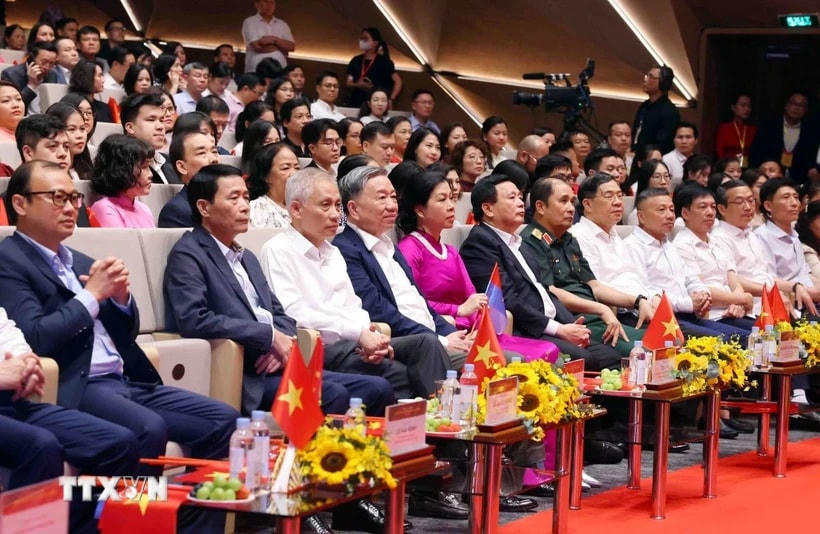 Tổng Bí thư Tô Lâm và các đại biểu tham dự Chương trình nghệ thuật 