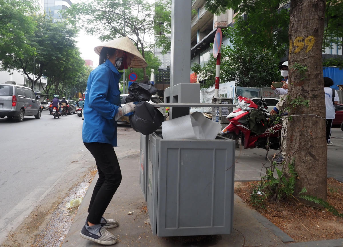 Sau hơn hai năm dự án thùng rác công nghệ đi vào hoạt động người dân đã hình thành thói quen bỏ rác đúng nơi quy định và hạn chế tình trạng vứt rác bữa bãi.