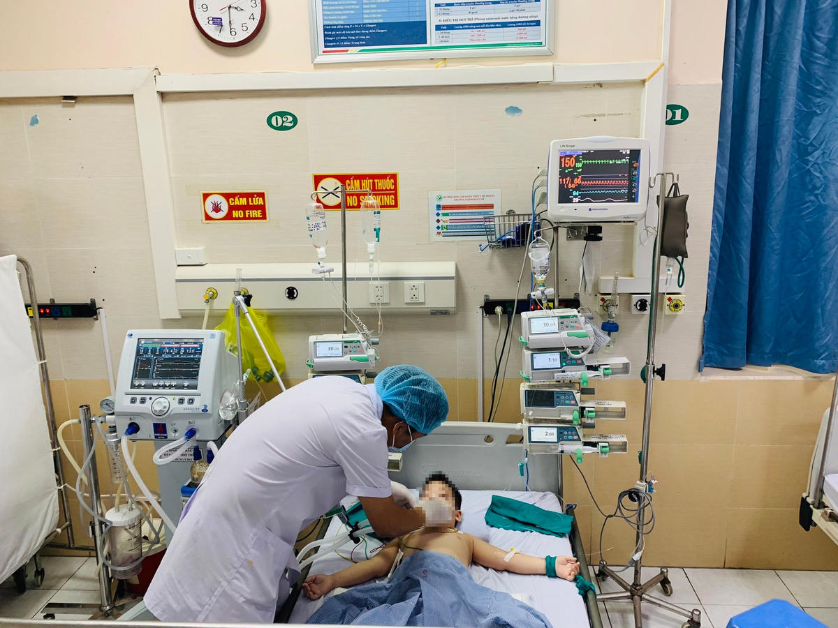 Điều trị cho trẻ hôn mê do mắc đái tháo đường tại Bệnh viện đa khoa Đức Giang. Ảnh: BVCC.
