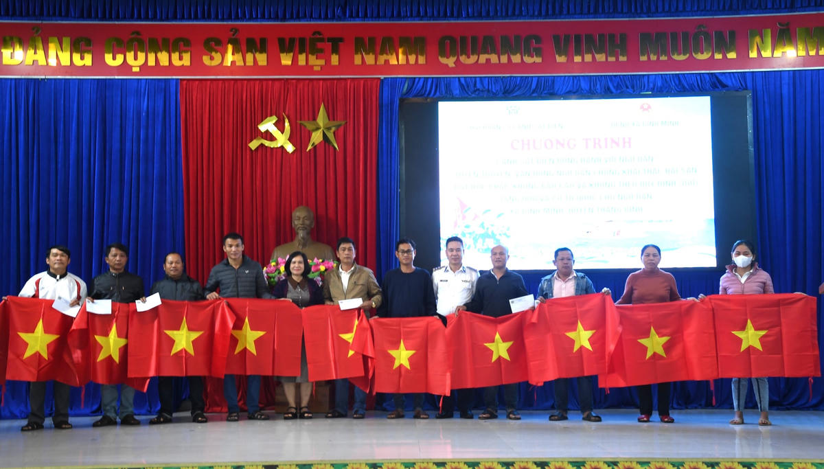 Hải đoàn 21 tặng cờ Tổ quốc cho ngư dân xã Bình Minh. 