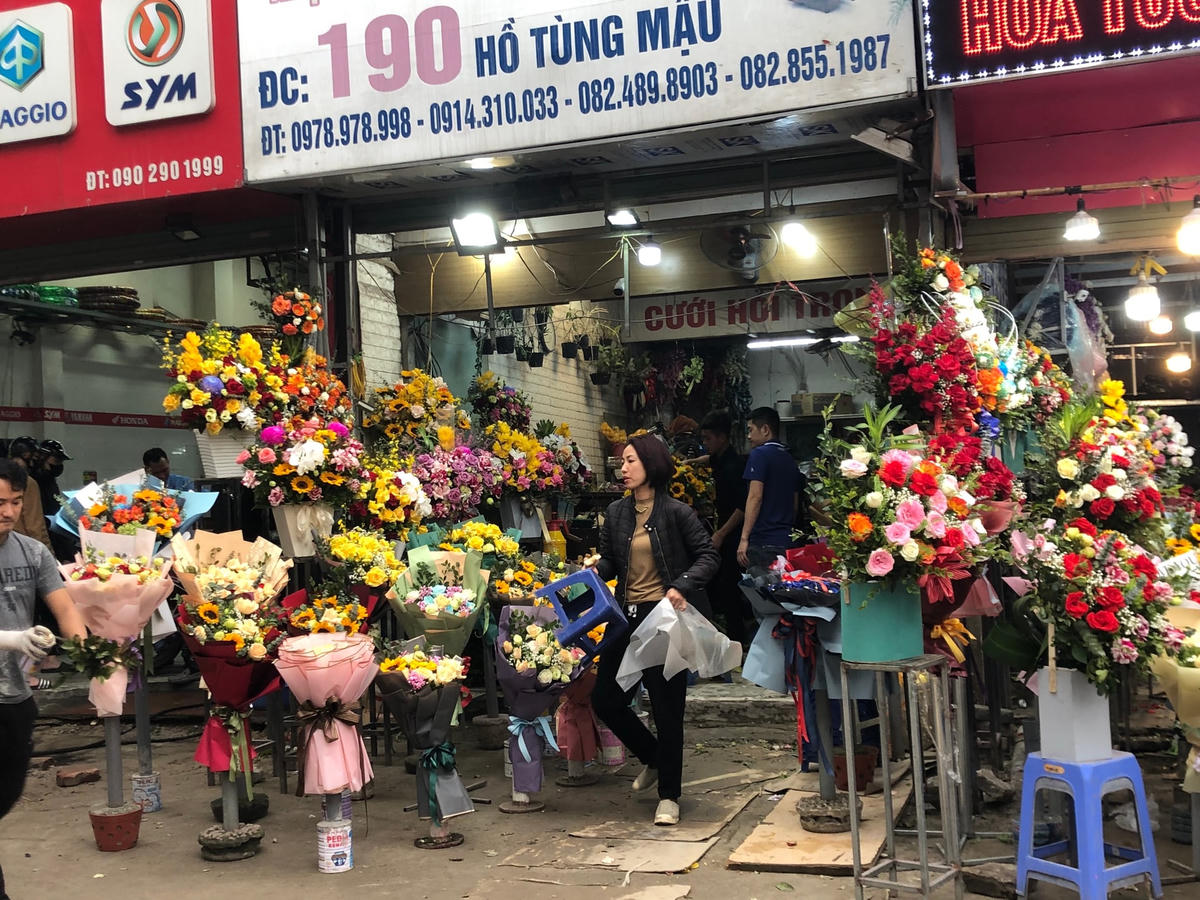 Người dân thản nhiên chiếm vỉa hè để kinh doanh dù chiến dịch lấy lại vỉa hè vẫn còn đó.
