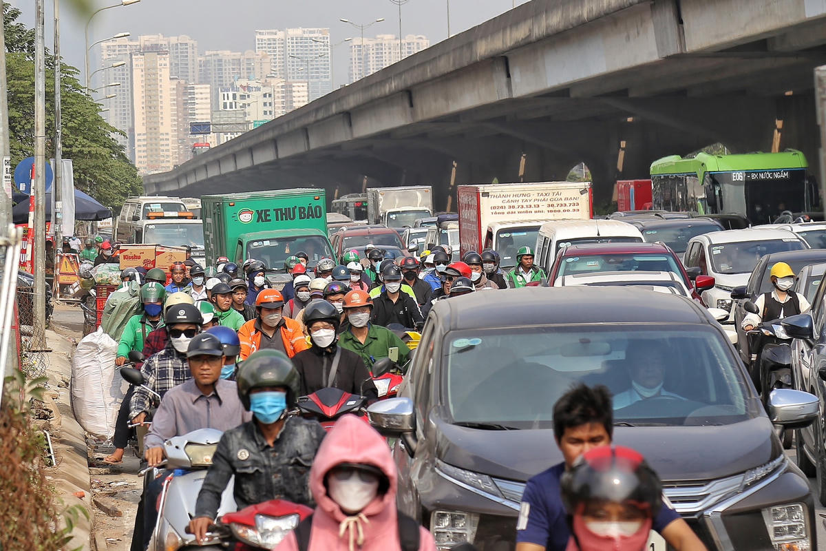 Dựng rào trên đường Nguyễn Xiển: Ùn tắc kéo dài 2 cây số