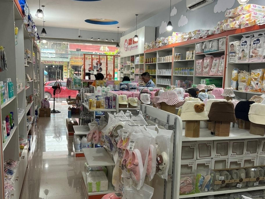 Tại đây, QLTT tỉnh Ninh Bình đã phát hiện nhiều hàng hóa nhập lậu, không nhãn mác.