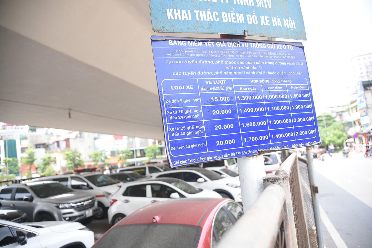  Bảng niêm yết giá dịch vụ trông giữ xe tại gầm cầu Ngã Tư Vọng.