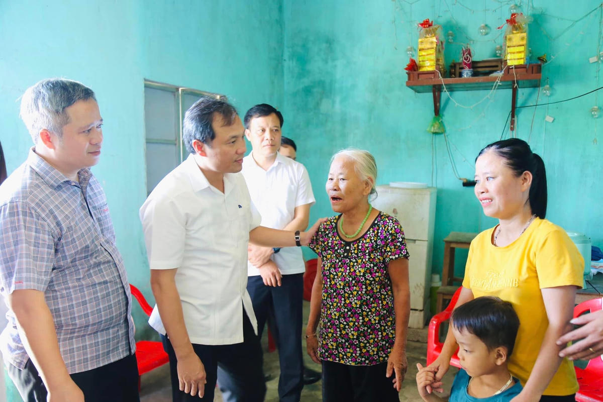 Phó Chủ nhiệm Ủy ban Kiểm tra Trung ương Trần Tiến Hưng, Bí thư Tỉnh ủy Hà Tĩnh Hoàng Trung Dũng, lãnh đạo huyện Thạch Hà và các đơn vị tài trợ khảo sát nhu cầu làm nhà ở cho các hộ gia đình có hoàn cảnh khó khăn ở vùng mỏ sắt Thạch Khê.