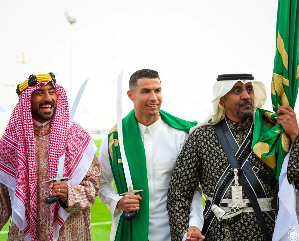 Cầu thủ Cristiano Ronaldo cầm thanh kiếm như một phần của lễ kỷ niệm Ngày thành lập Saudi. Ảnh: Reuters.