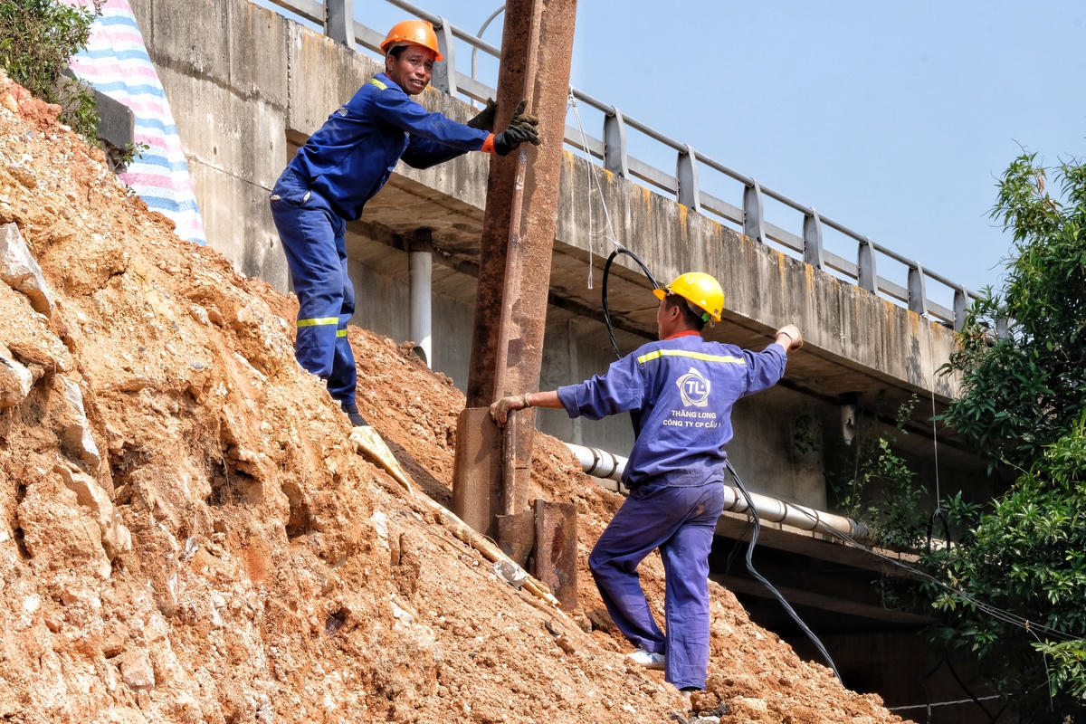 Khoảng 180 nhân công và thiết bị máy móc đang gấp rút triển khai thi công các hạng mục của dự án.
