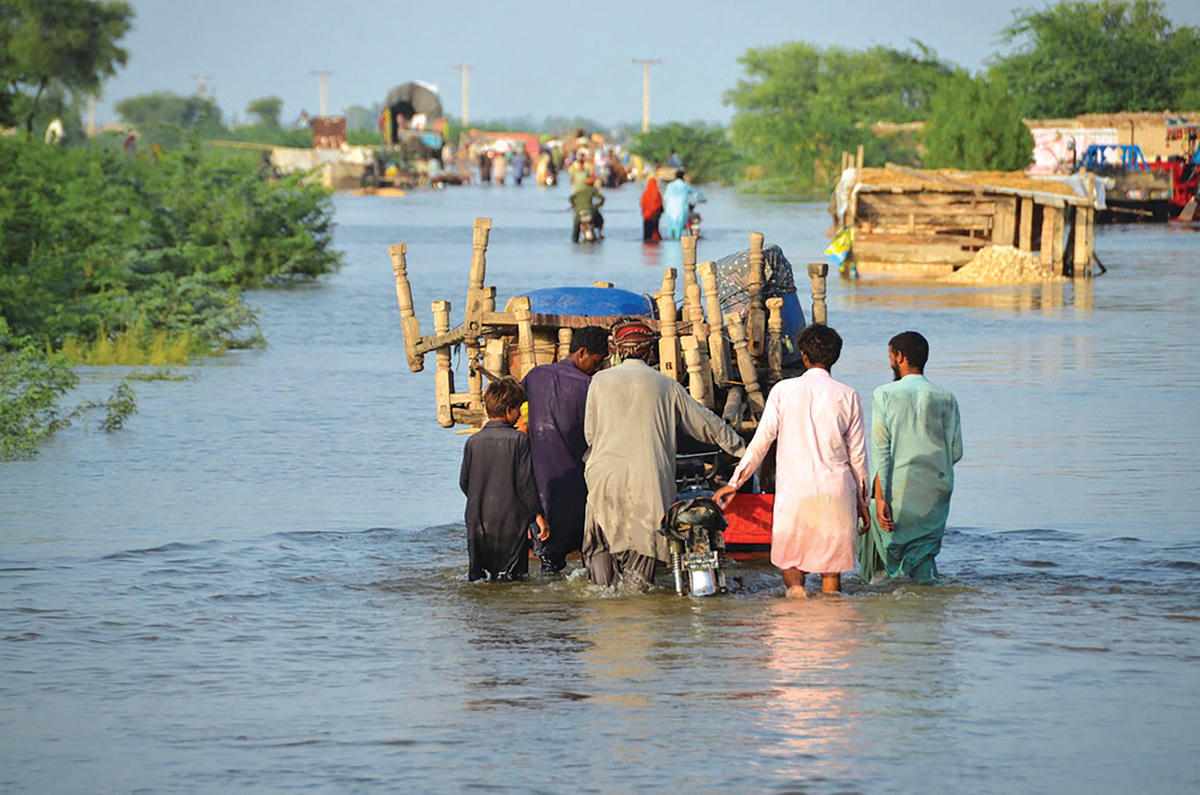 Người dân Pakistan trong nạn lụt kinh hoàng hồi tháng 8/2022 do biến đổi khí hậu. Ảnh: Reuters.  