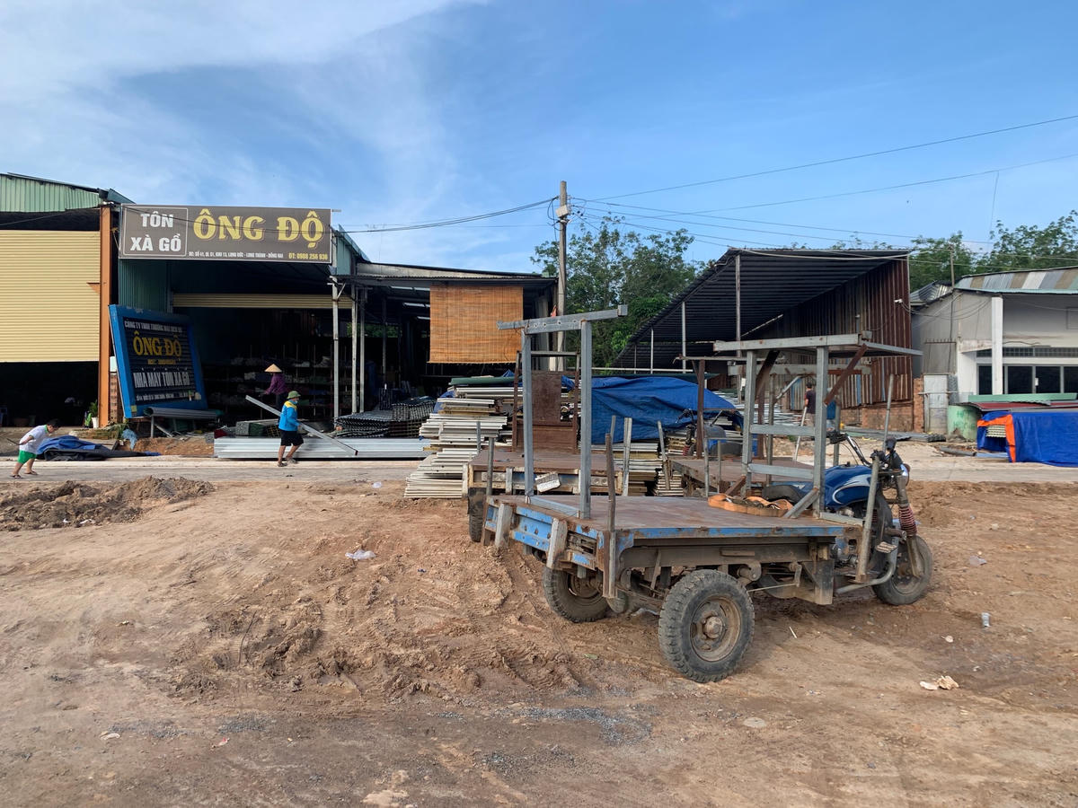 Nhiều xe 3 bánh được chế lại khung sườn để phù hợp cho việc vận chuyển vật liệu xây dựng như sắt thép, tôn, xà gồ…