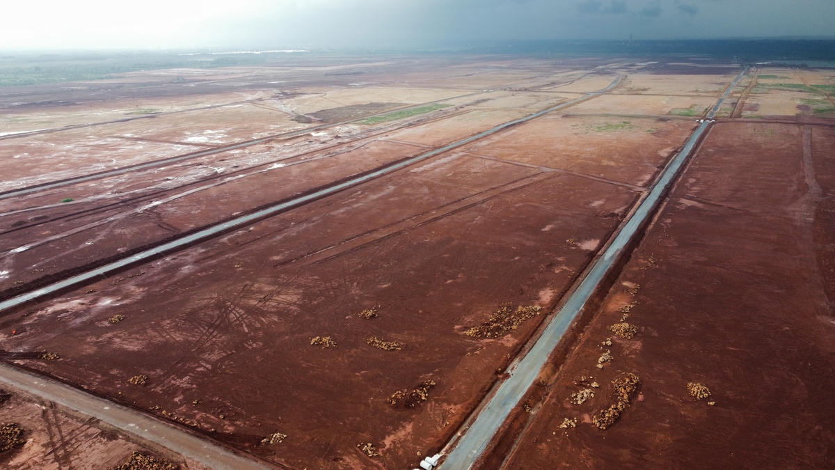 Đồng Nai đã bàn giao toàn bộ diện tích đất sạch với 2.532 ha giai đoạn 1 dự án sân bay Long Thành (đạt 100%). Đây cũng là điều kiện tiên quyết để 2 gói thầu quan trọng nhất của Cảng hàng không Quốc tế Long Thành giai đoạn 1 chính thức được bấm nút khởi công hôm nay (31/8). Ảnh: Mạnh Thìn.