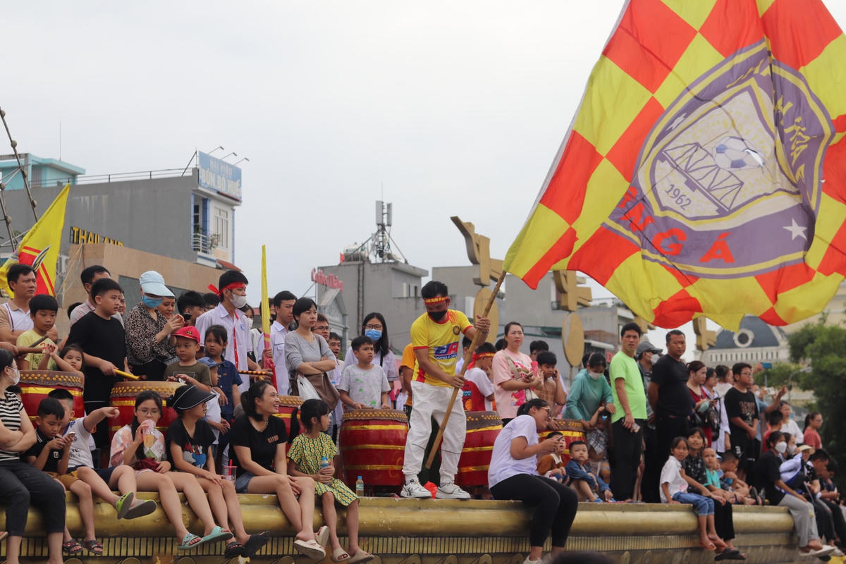 Trống, cờ của các thành viên hội cổ động viên CLB Đông Á Thanh Hóa được huy động để cổ vũ cho thí sinh.