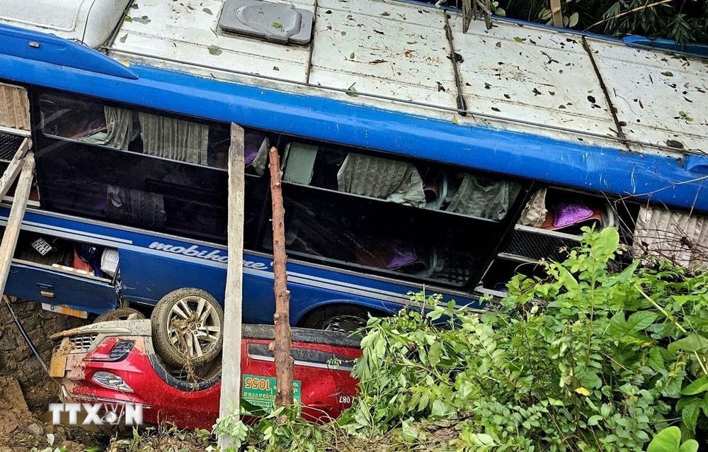 Xe ôtô khách và xe con đang lưu thông thì bất ngờ bị hàng nghìn m3 đất đá sạt lở vùi lấp. (Ảnh: TTXVN phát) ttxvn-sat_lo_nghiem_trong_tai_ha_giang (3).jpg