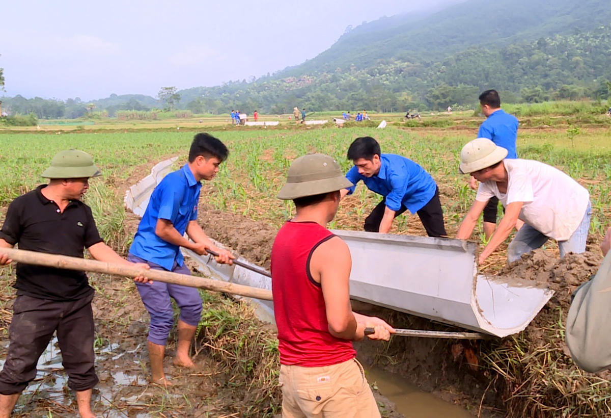Xã Hà Lang, huyện Chiêm Hóa làm tuyến đường bằng bê tông đúc sẵn.