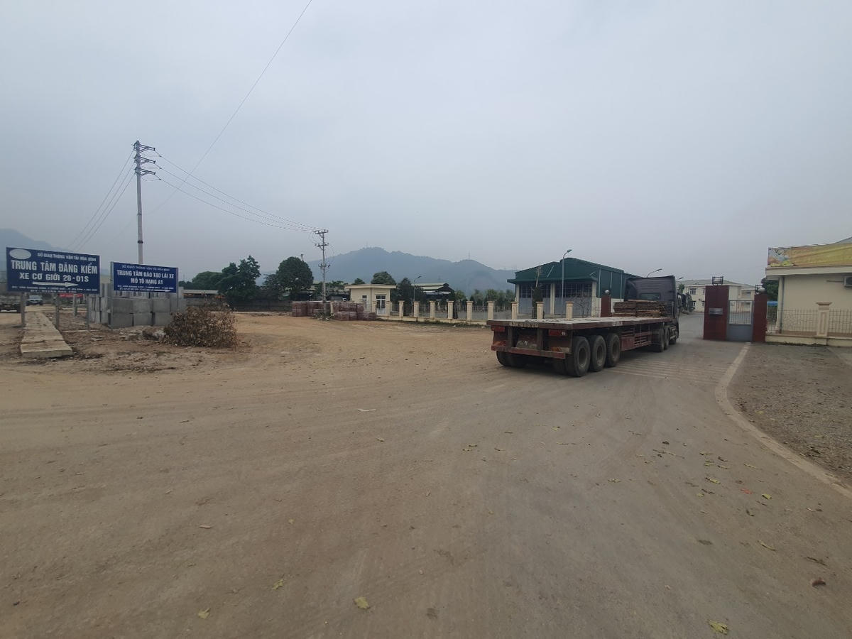 Trung tâm Đăng kiểm xe cơ giới 28-01S thuộc Sở GTVT tỉnh Hòa Bình.