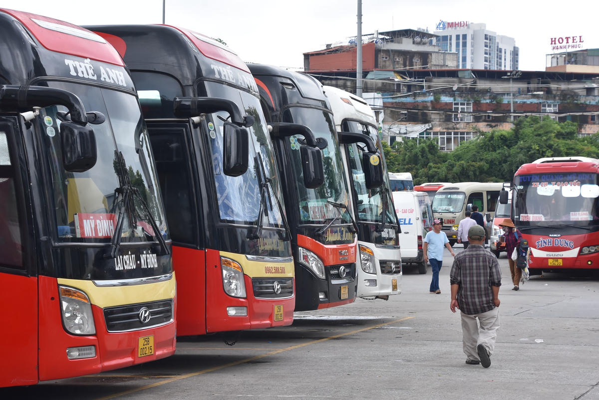 Nhà xe ngồi đợi dài chờ khách.