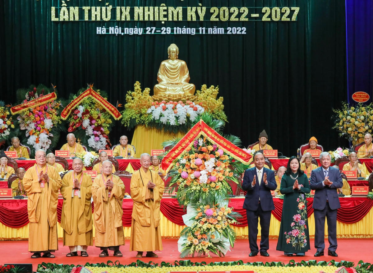 Chủ tịch nước Nguyễn Xuân Phúc và lãnh đạo Đảng, Nhà nước, MTTQ Việt Nam tặng hoa chúc mừng Đại hội.