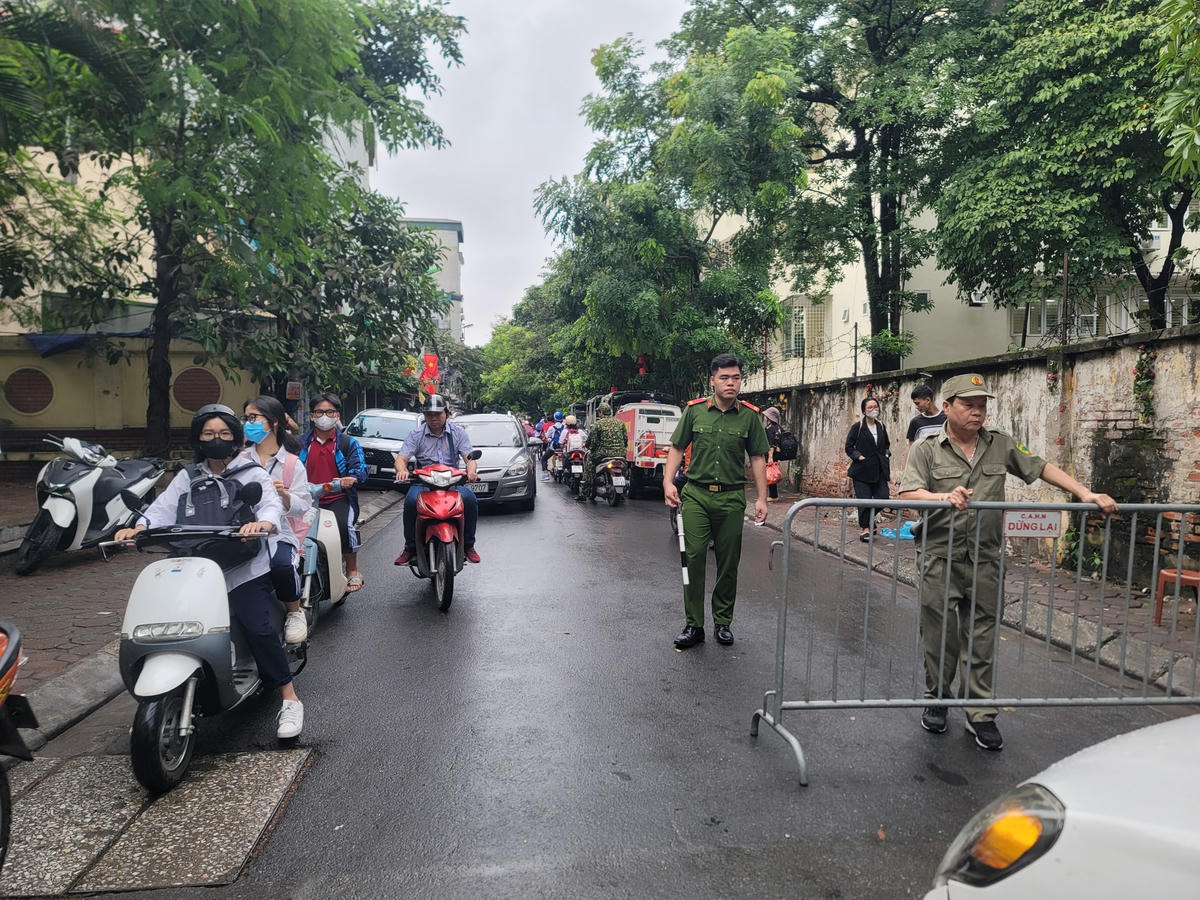 Hiện lực lượng chức năng đang tiến hành dựng rào, hạn chế phương tiện vào khu vực cháy để phục vụ công tác cứu hộ.