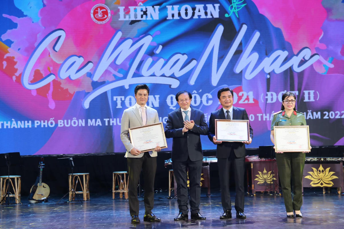3 vở diễn được trao giả Xuất sắc.