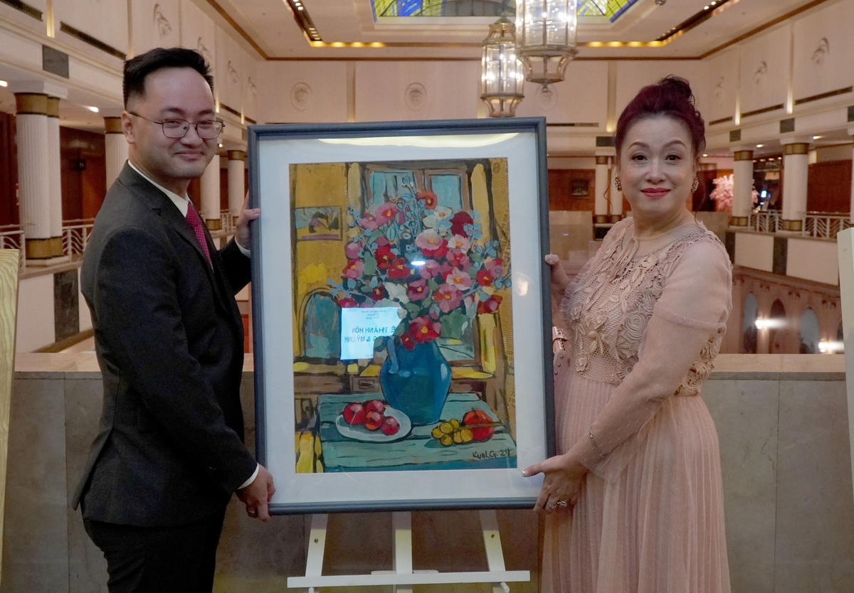 Chị Thúy Anh gửi tặng món quà đặc biệt cho con trai trong ngày trọng đại. 