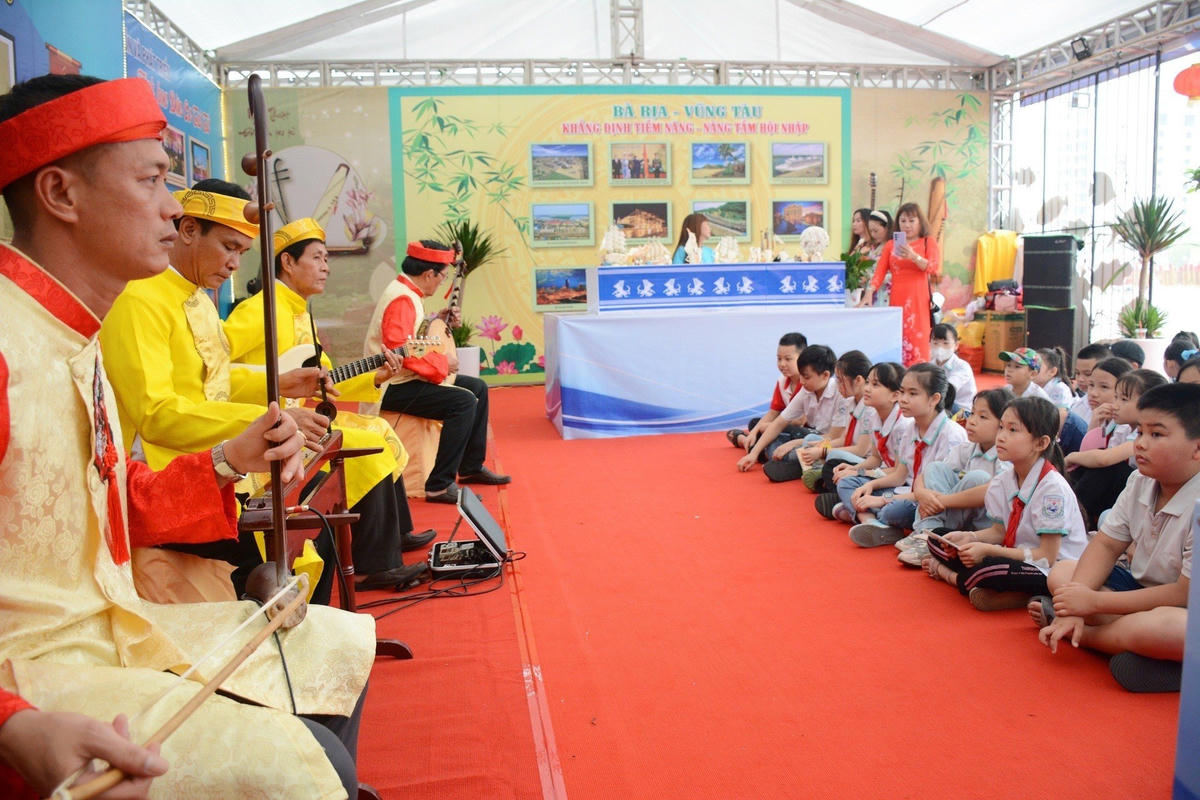 Đông đảo học sinh thưởng thực nghệ thuật đờn ca tài tử Nam Bộ tại Liên hoan.