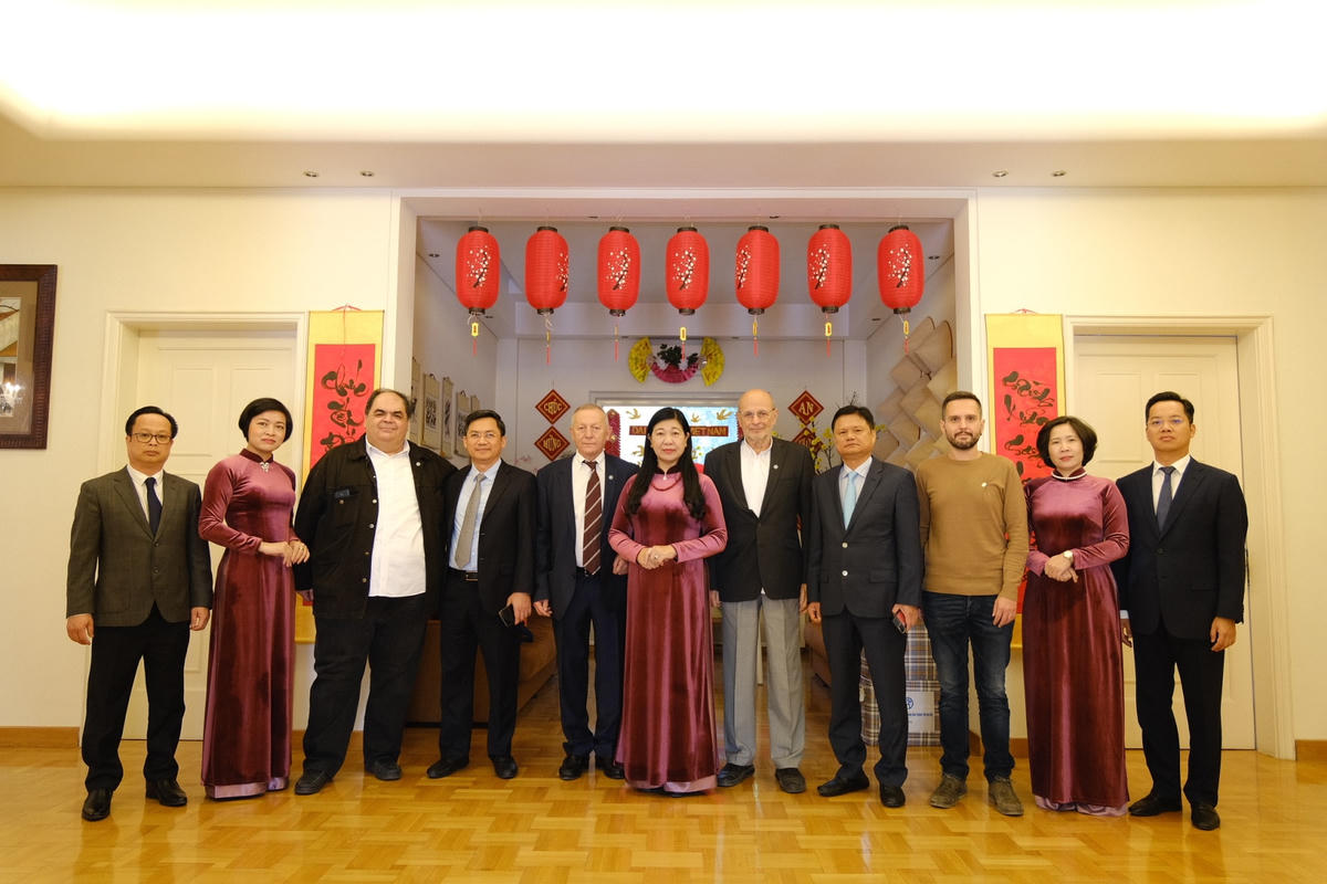 Ông Thanasis Pafilis, Tổng Thư ký Hội đồng Hòa bình thế giới cùng lãnh đạo Ủy ban Hòa bình Hy Lạp đón tiếp đoàn.