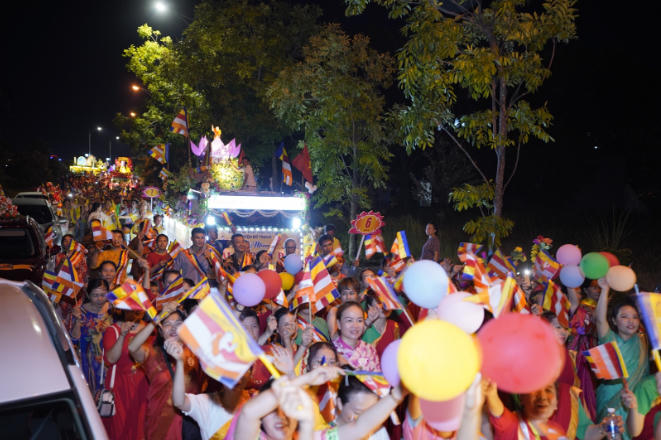 Nhân dân 3 miền hân hoan diễu hành kính mừng ngày Đức Phật đản sinh.