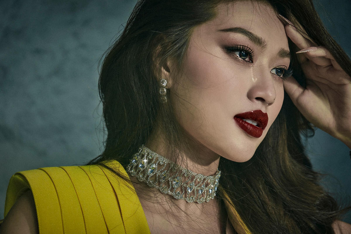 Với lần “lột xác” này, người đẹp hướng đến hình ảnh trưởng thành khi bước qua độ tuổi mới.Các thiết kế của NTK Công Trí đã khai thác triệt để vẻ gợi cảm của nàng hậu. Sắc đỏ kiêu sa, sắc vàng rực rỡ, sắc trắng tao nhã và sắc đen huyền bí đã tạo nên sự cuốn hút mọi ánh nhìn, đẹp đến "nghẹt thở" trong từng bộ trang phục.  