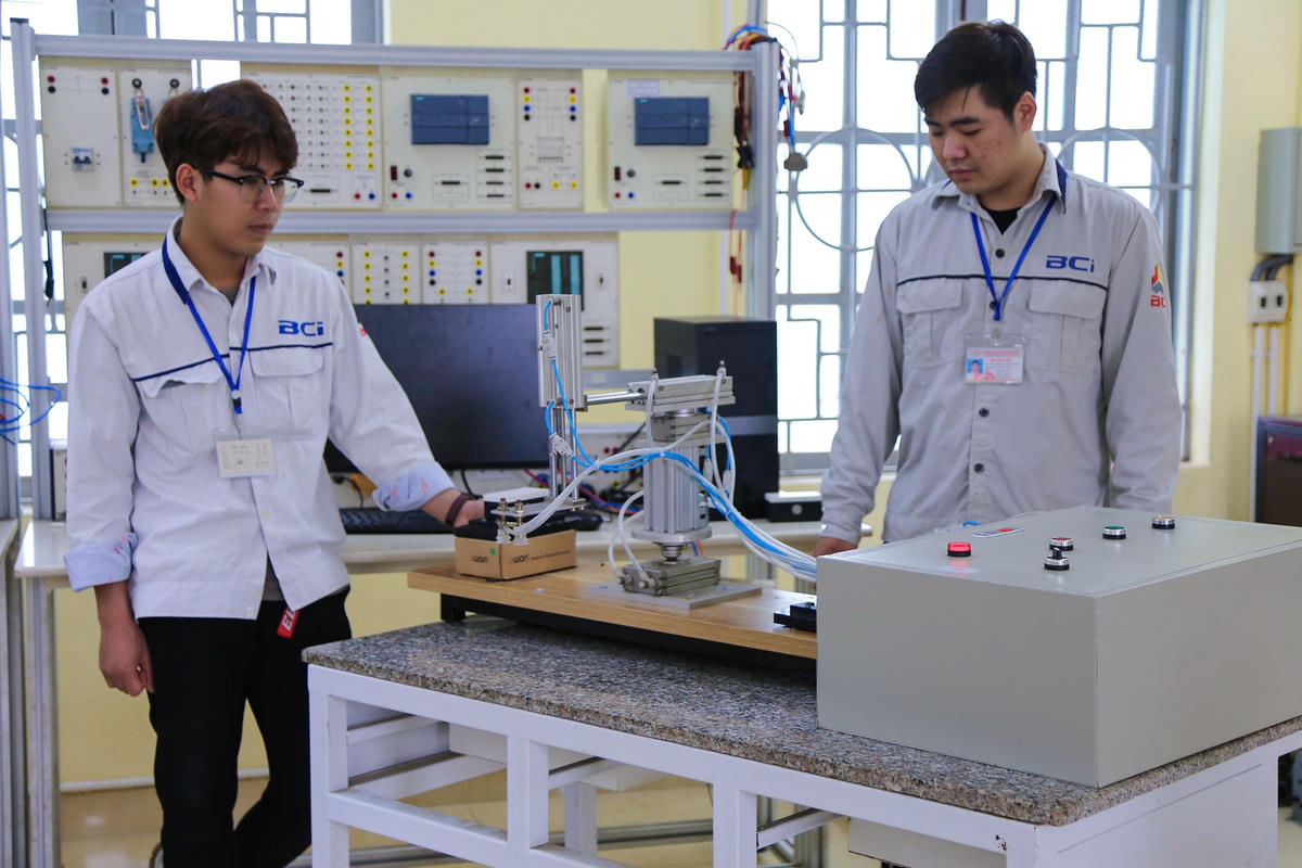 Chọn học nghề để sớm tham gia thị trường lao động. Ảnh: TL.
