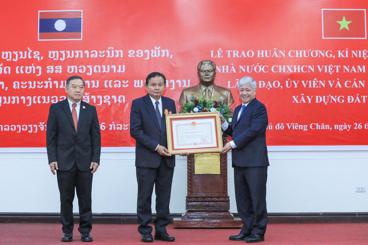 Tô thắm thêm tình đoàn kết hữu nghị đặc biệt và hợp tác toàn diện Việt Nam-Lào