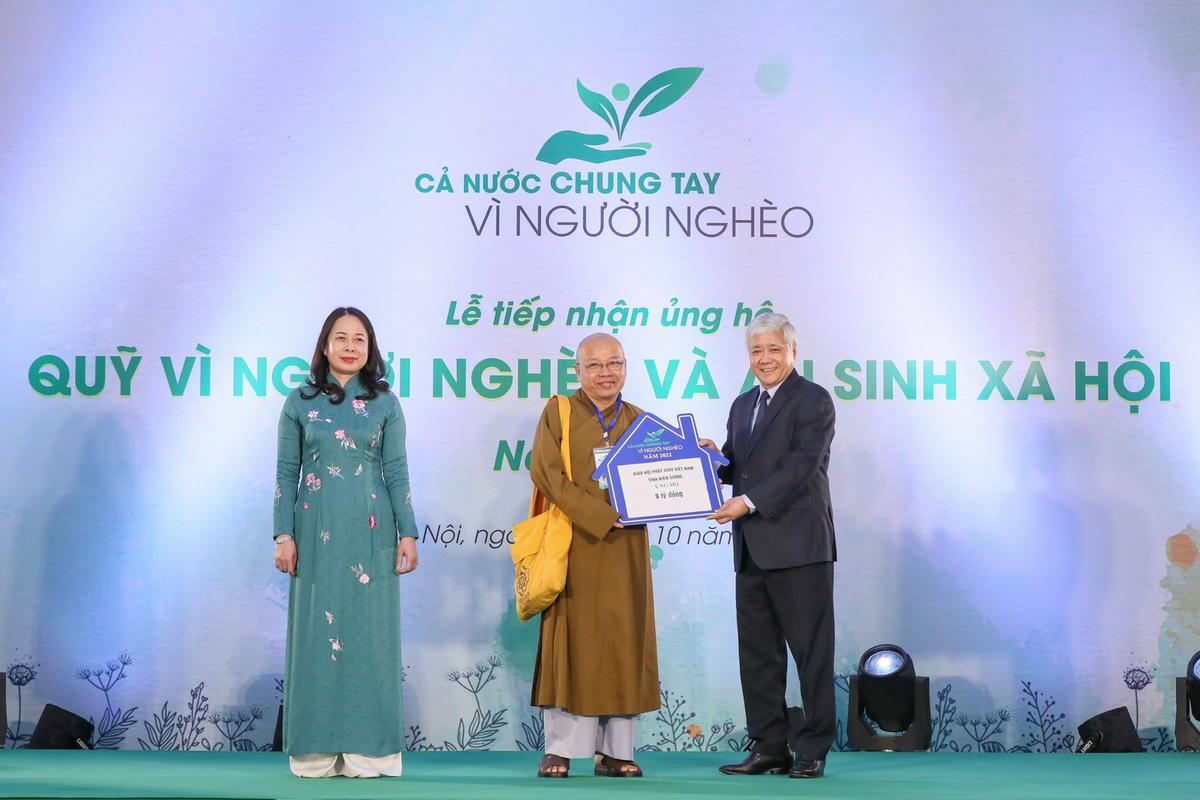 Chủ tịch UBTƯ MTTQ Việt Nam Đỗ Văn Chiến, Phó Chủ tịch nước Võ Thị Ánh Xuân tiếp nhận ủng hộ từ Giáo hội Phật giáo tỉnh Kiên Giang. Ảnh: Quang Vinh.