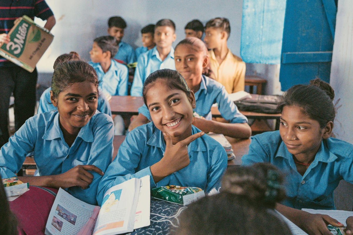 Sự hoan hỉ của các học sinh tại trường học MS Kolhua, bang Bihar khi nhận được món quà từ các phật tử đến từ Việt Nam.